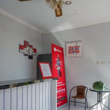 Отель Reddoorz Near Padang Golf Adisucipto Potrojayan Экстерьер фото