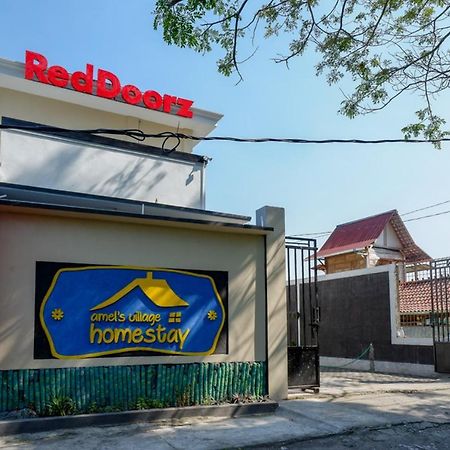 Отель Reddoorz Near Padang Golf Adisucipto Potrojayan Экстерьер фото
