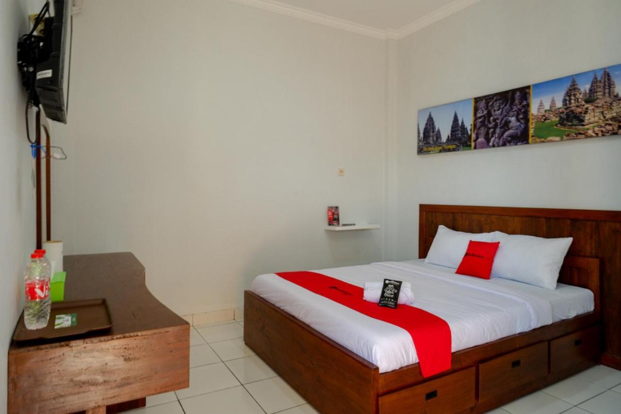 Отель Reddoorz Near Padang Golf Adisucipto Potrojayan Экстерьер фото
