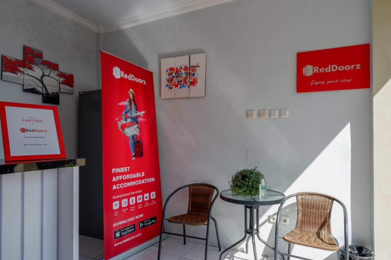 Отель Reddoorz Near Padang Golf Adisucipto Potrojayan Экстерьер фото