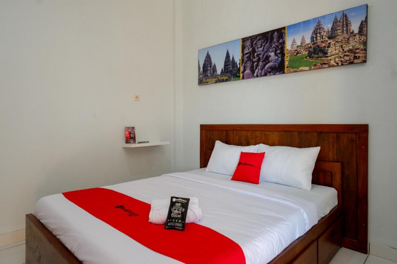 Отель Reddoorz Near Padang Golf Adisucipto Potrojayan Экстерьер фото