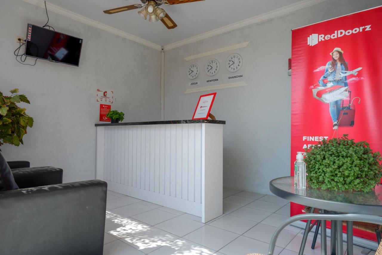 Отель Reddoorz Near Padang Golf Adisucipto Potrojayan Экстерьер фото
