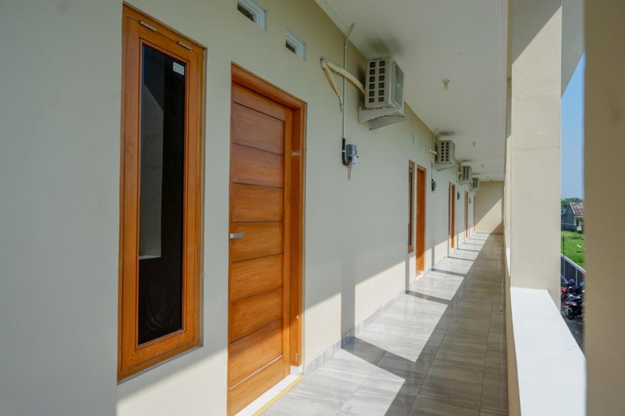 Отель Reddoorz Near Padang Golf Adisucipto Potrojayan Экстерьер фото