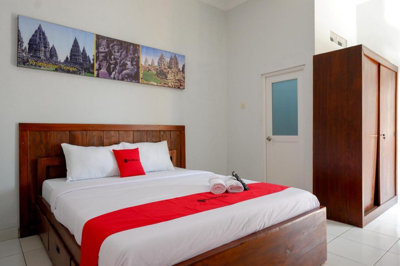 Отель Reddoorz Near Padang Golf Adisucipto Potrojayan Экстерьер фото