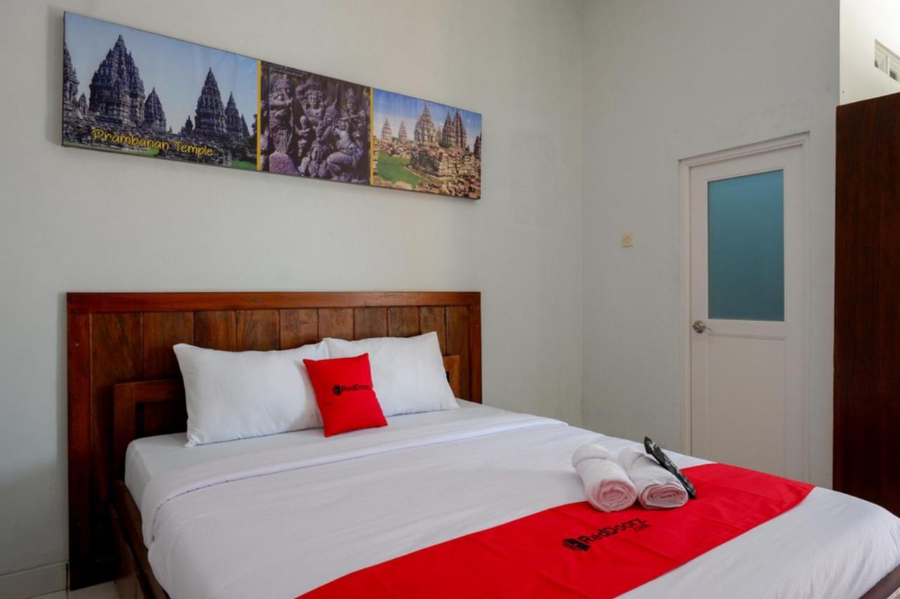 Отель Reddoorz Near Padang Golf Adisucipto Potrojayan Экстерьер фото