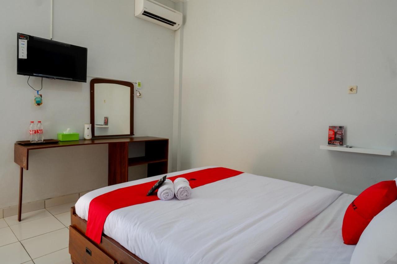 Отель Reddoorz Near Padang Golf Adisucipto Potrojayan Экстерьер фото